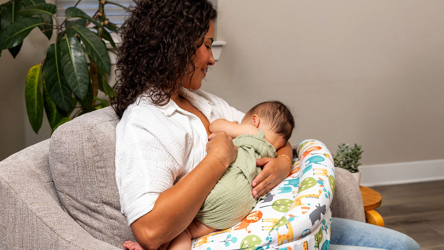 Almohada de lactancia: cómo usarla y cuál elegir